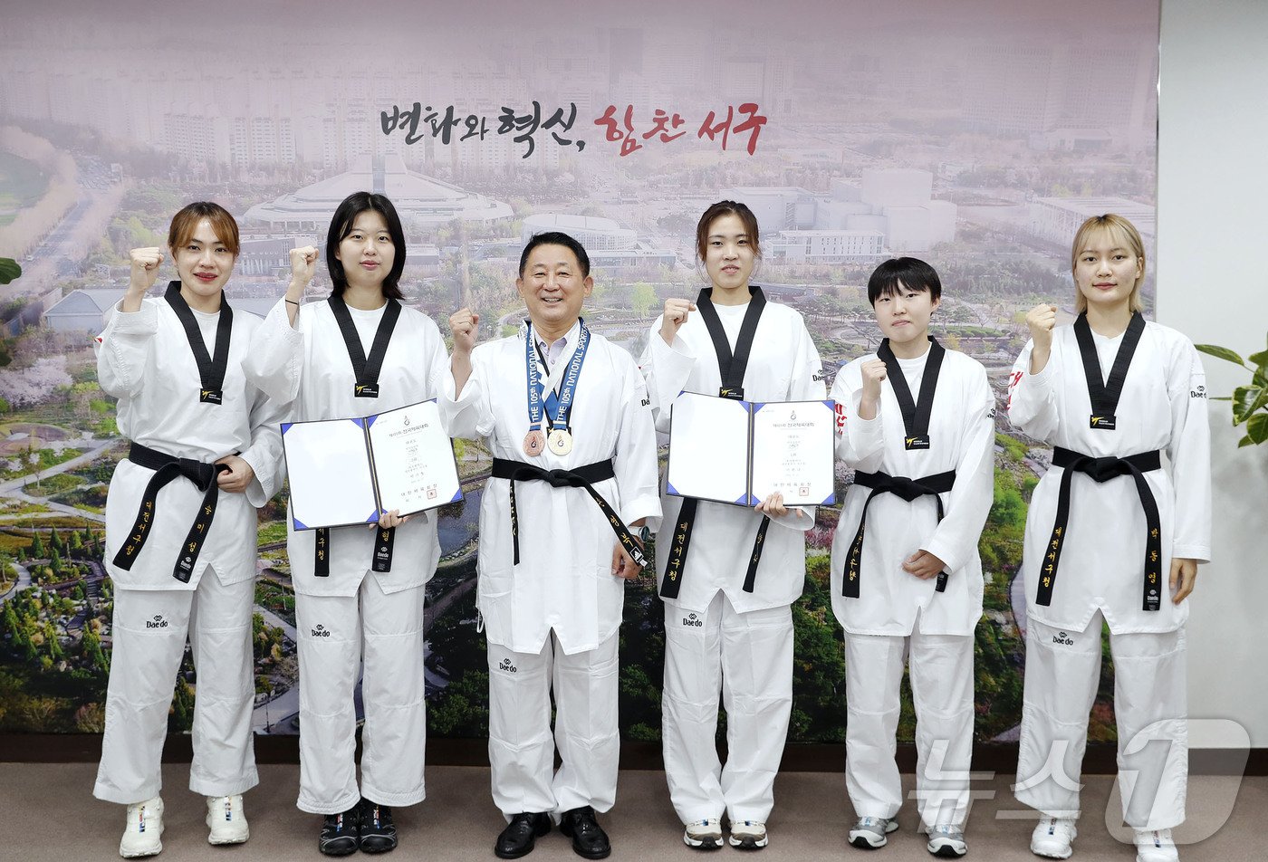 본문 이미지 - 서철모 대전 서구청장이 여자 태권도팀과 기념촬영 하고 있다. (대전 서구 제공)/뉴스1