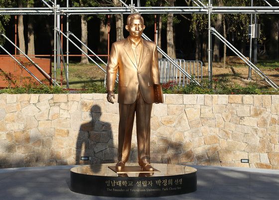 영남대에 '박정희 동상' 제막…"설립자 뜻 기려 인재 양성"