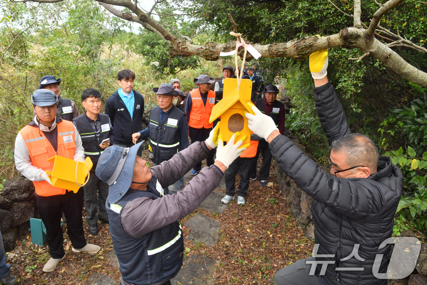 (제주=뉴스1) 오현지 기자 = 23일 오전 제주 서귀포시 안덕면 제주신화전설탐방로 신나락만나락에서 제주신화월드가 운영하는 장애인표준사업장 행복공작소와 한국장애인고용공단 관계자들이 …