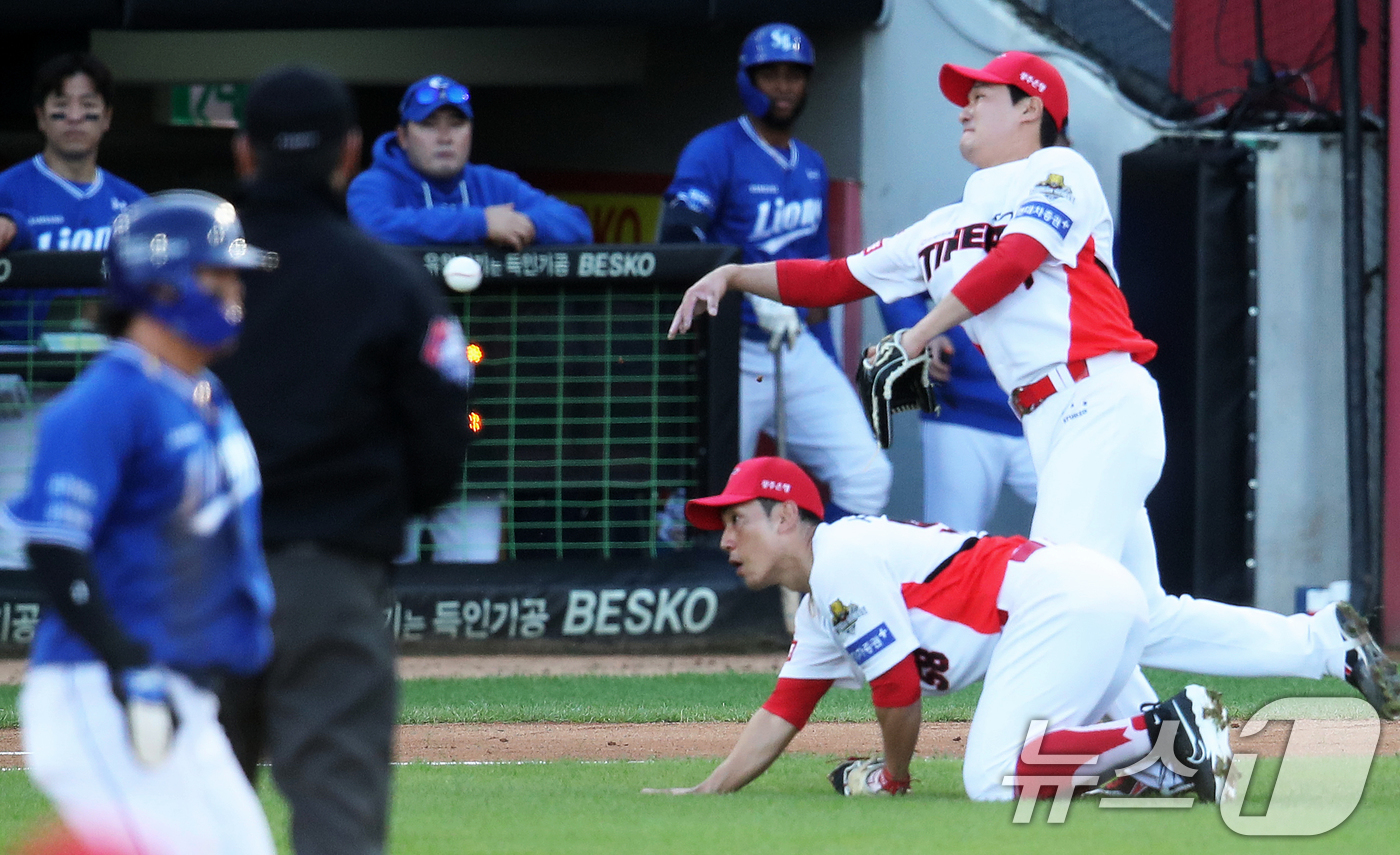 (광주=뉴스1) 오대일 기자 = 23일 오후 광주 기아챔피언스필드에서 재개된 프로야구 '2024 신한 SOL 뱅크 KBO 포스트시즌' 한국시리즈 1차전 서스펜디드 게임 삼성 라이온 …