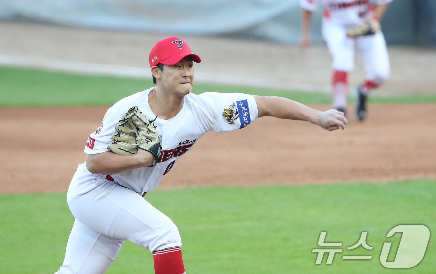 23일 오후 광주 기아챔피언스필드에서 재개된 프로야구 &#39;2024 신한 SOL 뱅크 KBO 포스트시즌&#39; 한국시리즈 1차전 서스펜디드 게임 삼성 라이온즈와 KIA 타이거즈의 경기, 7회초 2사 2루 상황 KIA 곽도규가 역투하고 있다. 2024.10.23/뉴스1 ⓒ News1 임세영 기자