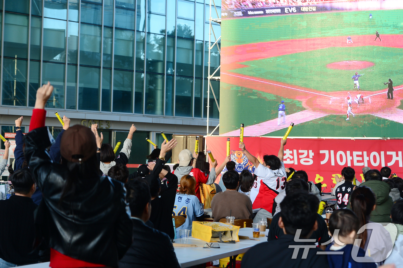 (광주=뉴스1) 이승현 기자 = '2024 신한 SOL 뱅크 KBO 포스트시즌' 한국시리즈 1차전 삼성 라이온즈와 KIA 타이거즈의 서스펜디드 게임이 열린 23일 오후 광주 서구 …