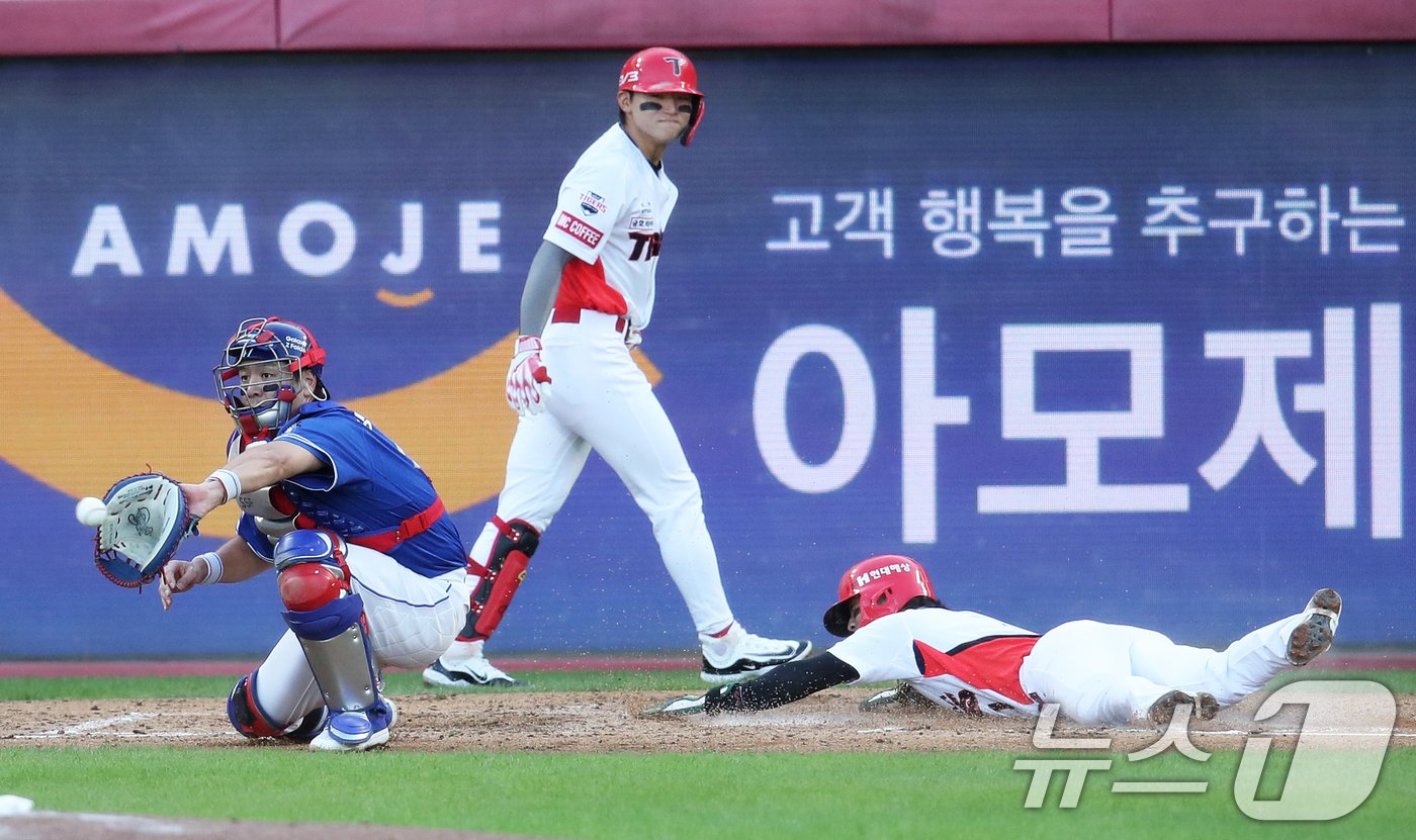 23일 오후 광주 기아챔피언스필드에서 재개된 프로야구 &#39;2024 신한 SOL 뱅크 KBO 포스트시즌&#39; 한국시리즈 1차전 서스펜디드 게임 삼성 라이온즈와 KIA 타이거즈의 경기, 7회말 기아 공격 2사 2루 상황에서 소크라테스의 1타점 2루타 때 박찬호가 홈에서 슬라이딩 세이프되고 있다. 2024.10.23/뉴스1 ⓒ News1 오대일 기자