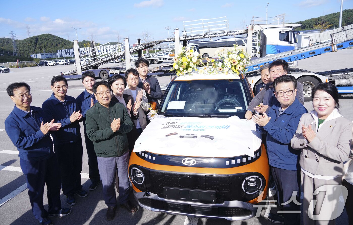 본문 이미지 - 강기정 광주시장이 지난해 10월23일 광산구 광주글로벌모터스에서 열린 '캐스퍼 전기차(EV)’ 수출기념식'에 참석해 윤몽현 GGM 대표이사 등과 수출 성공 염원 메시지를 부착하고 있다.(광주시 제공. 재판매 및 DB금지)2024.10.23/뉴스1
