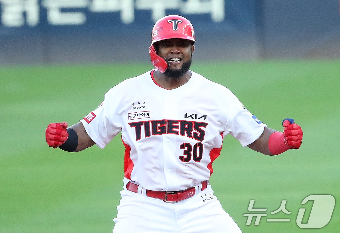 본문 이미지 - 23일 오후 광주 기아챔피언스필드에서 재개된 프로야구 '2024 신한 SOL 뱅크 KBO 포스트시즌' 한국시리즈 1차전 서스펜디드 게임 삼성 라이온즈와 KIA 타이거즈의 경기, 7회말 2사 2루 상황 KIA 소크라테스가 삼성 임창민을 상대로 1타점 2루타를 치고 환호하고 있다. 2024.10.23/뉴스1 ⓒ News1 임세영 기자