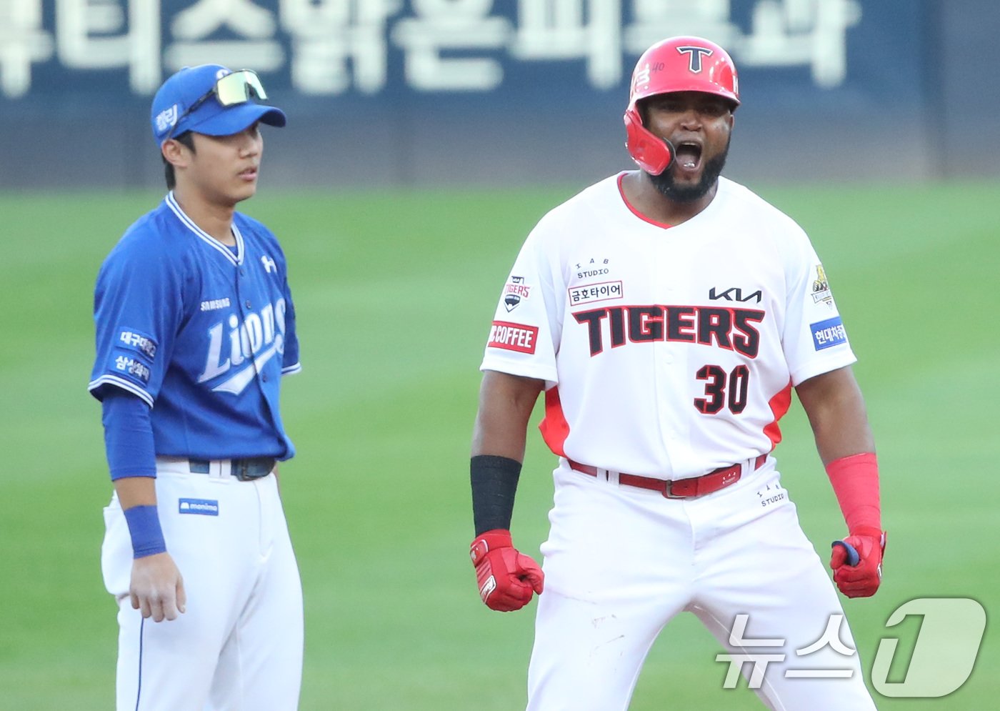 본문 이미지 - 23일 오후 광주 기아챔피언스필드에서 재개된 프로야구 '2024 신한 SOL 뱅크 KBO 포스트시즌' 한국시리즈 1차전 서스펜디드 게임 삼성 라이온즈와 KIA 타이거즈의 경기, 7회말 2사 2루 상황 KIA 소크라테스가 삼성 임창민을 상대로 1타점 2루타를 치고 환호하고 있다. 2024.10.23/뉴스1 ⓒ News1 임세영 기자