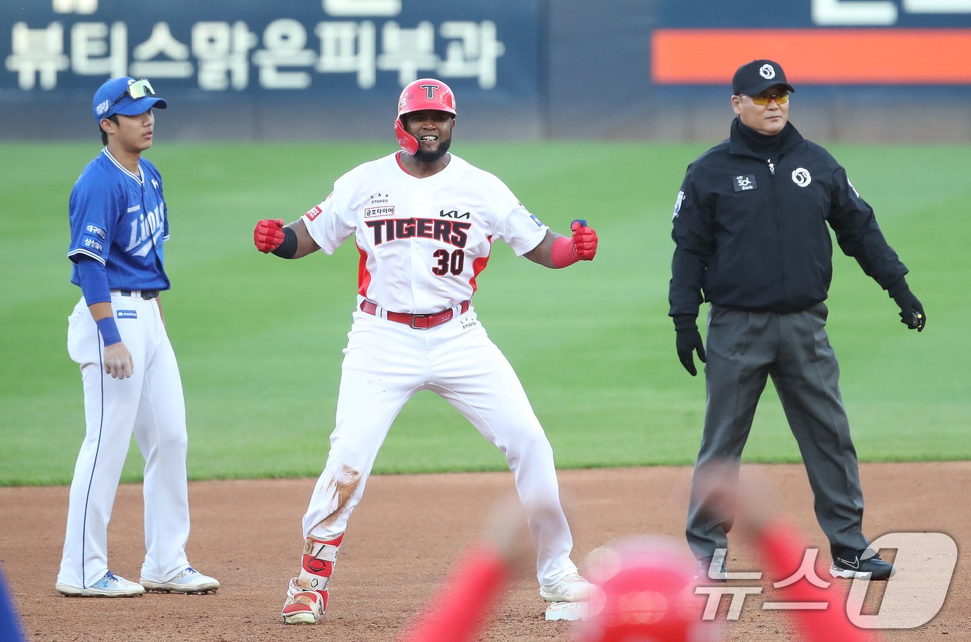 23일 오후 광주 기아챔피언스필드에서 재개된 프로야구 &#39;2024 신한 SOL 뱅크 KBO 포스트시즌&#39; 한국시리즈 1차전 서스펜디드 게임 삼성 라이온즈와 KIA 타이거즈의 경기, 7회말 2사 2루 상황 KIA 소크라테스가 삼성 임창민을 상대로 1타점 2루타를 치고 환호하고 있다. 2024.10.23/뉴스1 ⓒ News1 임세영 기자