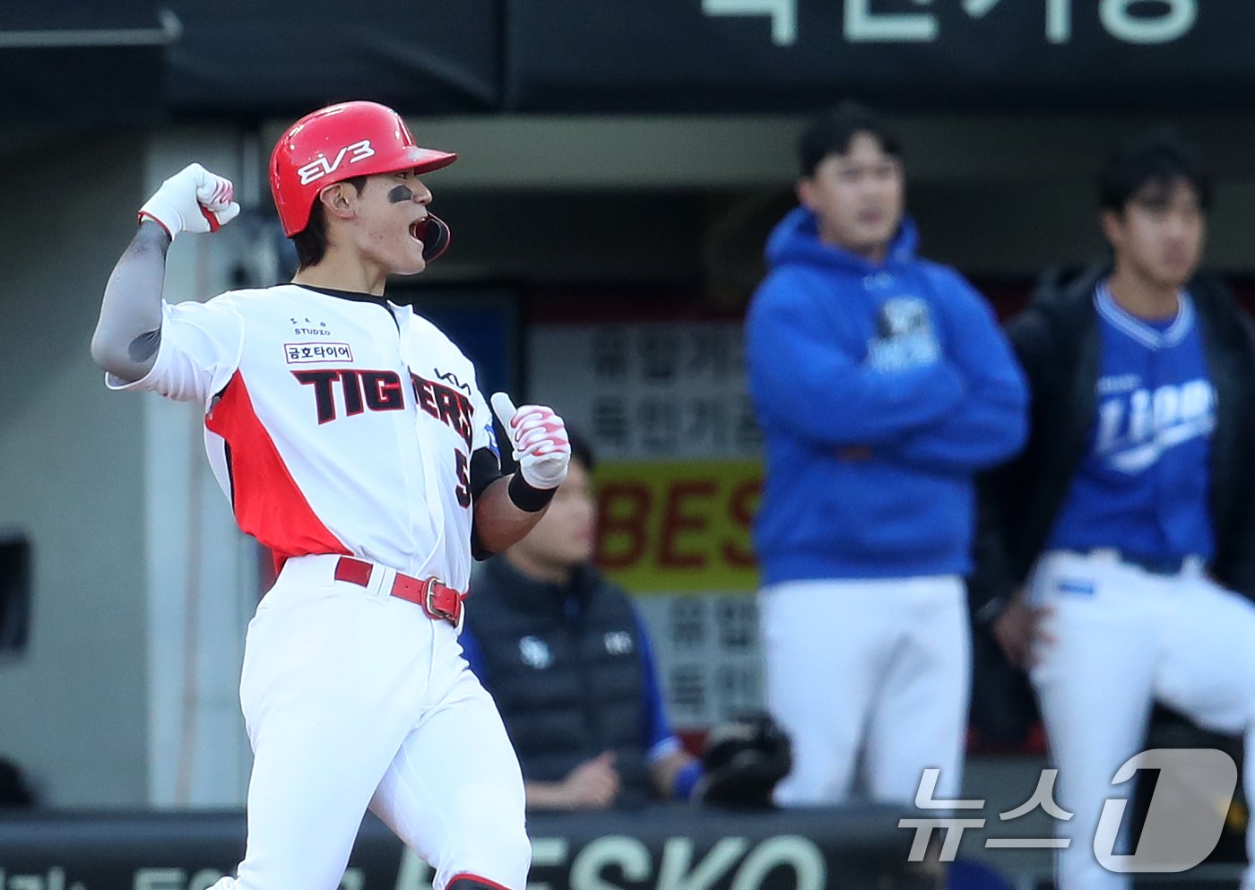 23일 오후 광주 기아챔피언스필드에서 재개된 프로야구 &#39;2024 신한 SOL 뱅크 KBO 포스트시즌&#39; 한국시리즈 1차전 서스펜디드 게임 삼성 라이온즈와 KIA 타이거즈의 경기, 7회말 기아 공격 2사 2루 상황에서 김도영이 1타점 적시타를 때린 후 기뻐하고 있다. 2024.10.23/뉴스1 ⓒ News1 오대일 기자