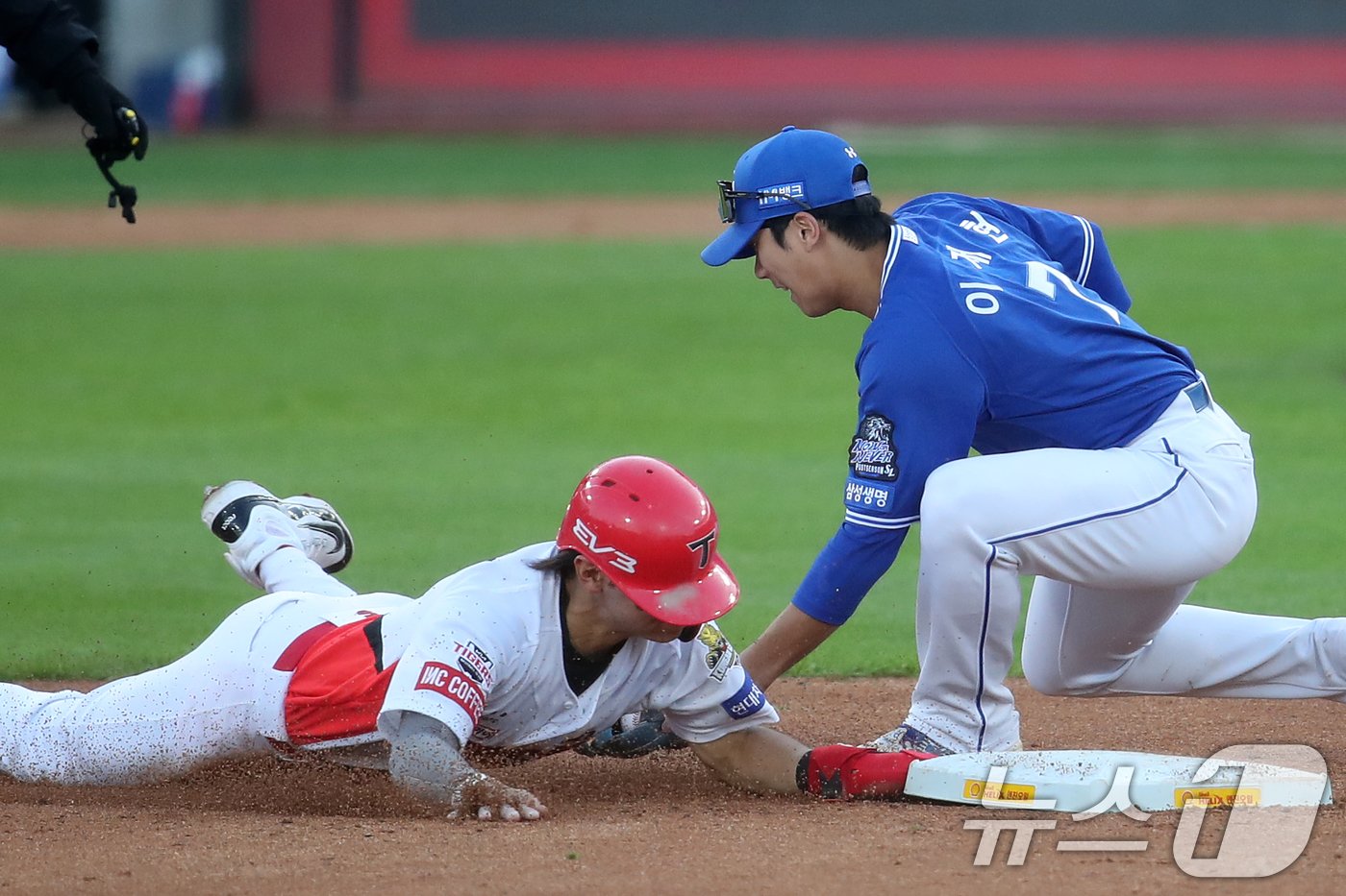 23일 오후 광주 기아챔피언스필드에서 재개된 프로야구 &#39;2024 신한 SOL 뱅크 KBO 포스트시즌&#39; 한국시리즈 1차전 서스펜디드 게임 삼성 라이온즈와 KIA 타이거즈의 경기, 7회말 기아 공격 2사 1루 상황에서 1루주자 김도영이 2루를 훔치고 있다. 2024.10.23/뉴스1 ⓒ News1 오대일 기자