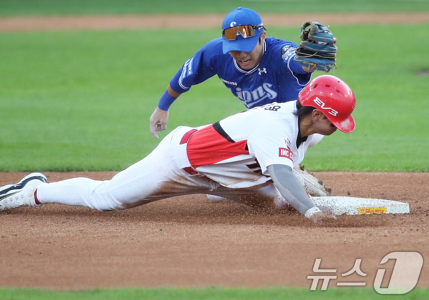 23일 오후 광주 기아챔피언스필드에서 재개된 프로야구 &#39;2024 신한 SOL 뱅크 KBO 포스트시즌&#39; 한국시리즈 1차전 서스펜디드 게임 삼성 라이온즈와 KIA 타이거즈의 경기, 7회말 기아 공격 2사 1루 상황에서 1루주자 김도영이 2루를 훔치고 있다. 2024.10.23/뉴스1 ⓒ News1 오대일 기자