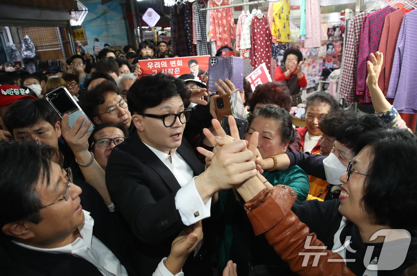 본문 이미지 - 한동훈 국민의힘 대표가 23일 오후 부산 금정구 서동미로시장을 찾아 윤일현 금정구청장과 함께 상인들에게 당선 감사 인사를 하고 있다. 2024.10.23/뉴스1 ⓒ News1 윤일지 기자
