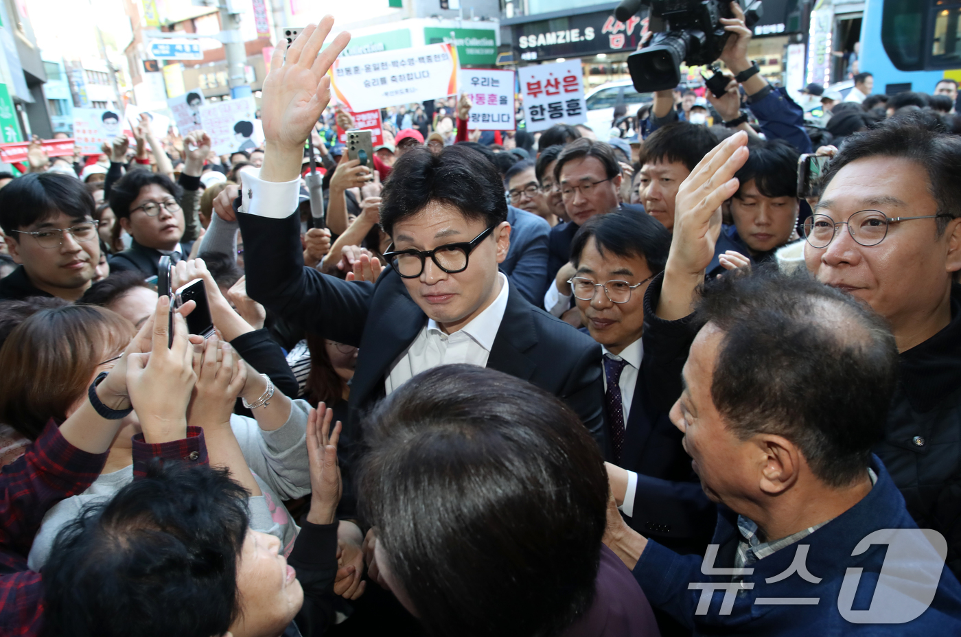 (부산=뉴스1) 윤일지 기자 = 한동훈 국민의힘 대표가 23일 오후 부산 금정구 서동미로시장을 찾아 윤일현 금정구청장과 함께 상인들에게 당선 감사 인사를 하고 있다. 2024.10 …