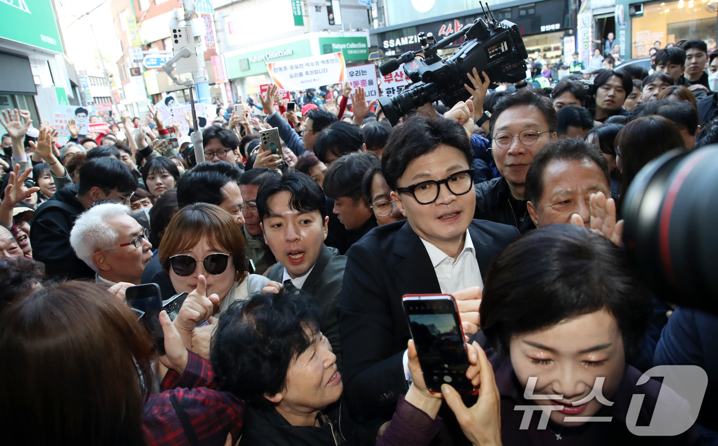 (부산=뉴스1) 윤일지 기자 = 한동훈 국민의힘 대표가 23일 오후 부산 금정구 서동미로시장을 찾아 윤일현 금정구청장과 함께 상인들에게 당선 감사 인사를 하기 위해 이동하고 있다. …