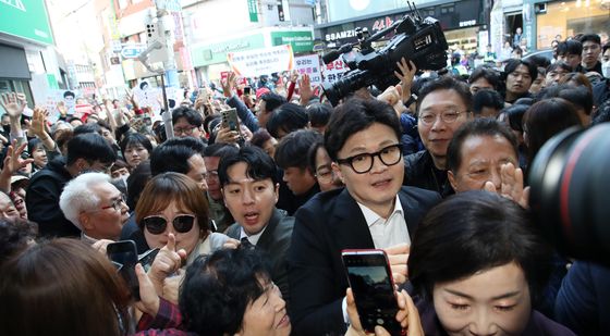 인파에 둘러싸인 한동훈