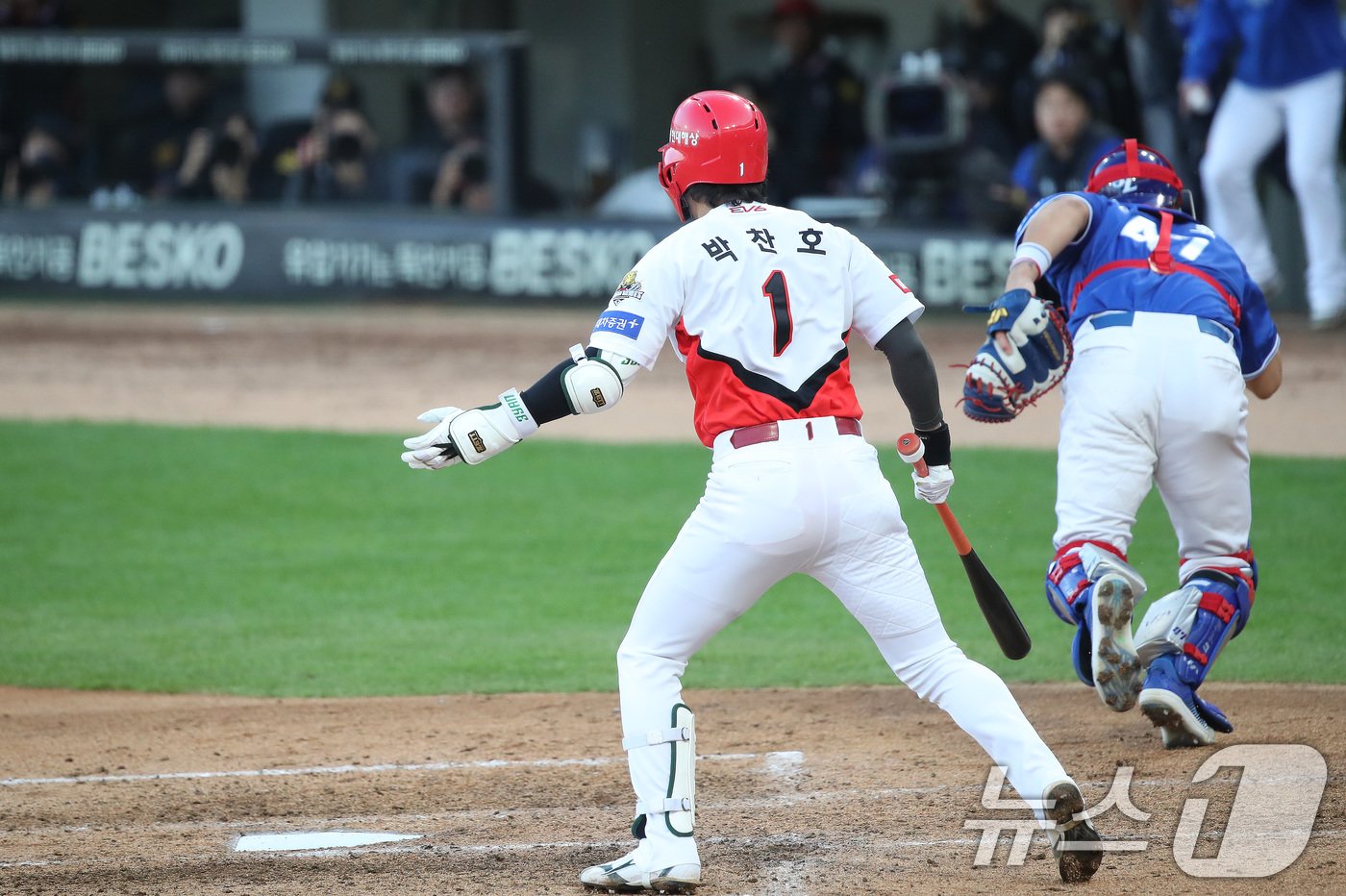 23일 오후 광주 기아챔피언스필드에서 재개된 프로야구 &#39;2024 신한 SOL 뱅크 KBO 포스트시즌&#39; 한국시리즈 1차전 서스펜디드 게임 삼성 라이온즈와 KIA 타이거즈의 경기, 7회말 2사 2,3루 상황 KIA 박찬호 타석때 삼성 임창민의 폭투로 공이 빠지고 있다. 2024.10.23/뉴스1 ⓒ News1 임세영 기자