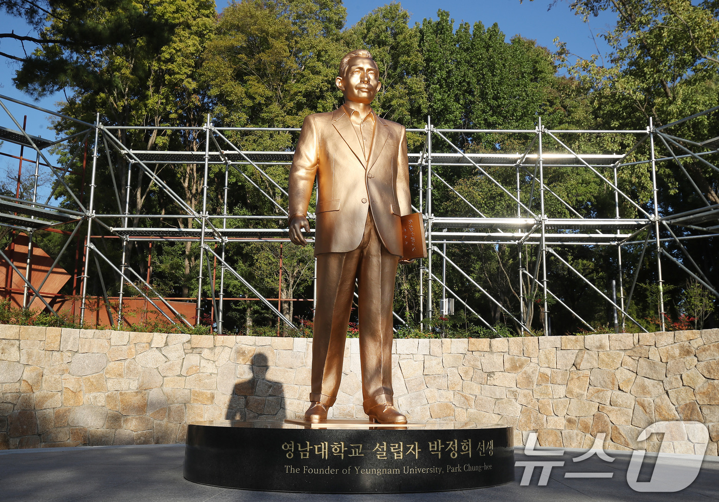 (경산=뉴스1) 공정식 기자 = 23일 오후 영남대 경산캠퍼스 교내 천마아너스파크(기부자 예우 공원)에 '영남대학교 설립자 박정희 선생'이라고 적힌 박정희 동상이 세워져 있다.영남 …