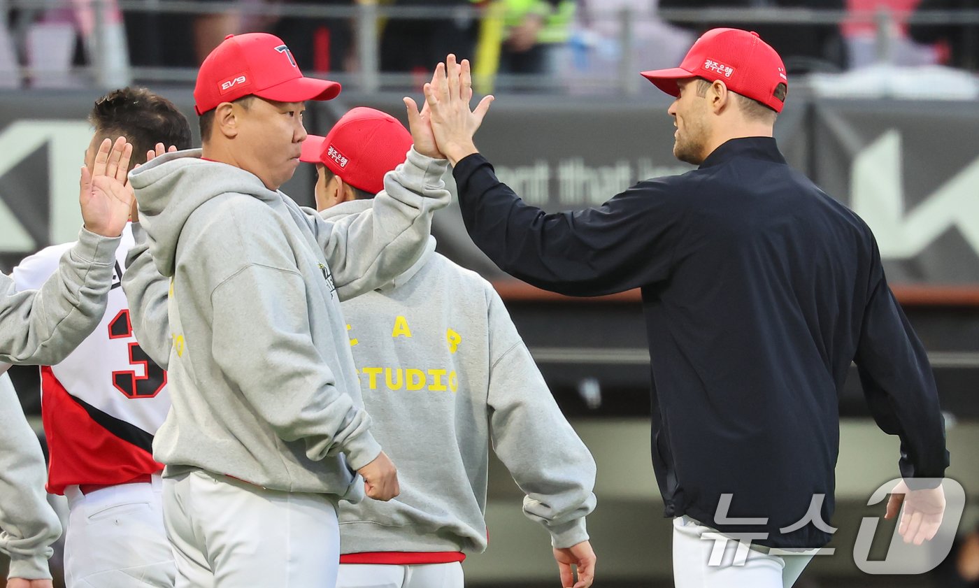본문 이미지 - 23일 오후 광주 기아챔피언스필드에서 재개된 프로야구 '2024 신한 SOL 뱅크 KBO 포스트시즌' 한국시리즈 1차전 서스펜디드 게임 삼성 라이온즈와 KIA 타이거즈의 경기, KIA 이범호 감독이 5대1로 승리 후 선수들을 격려하고 있다. 2024.10.23/뉴스1 ⓒ News1 김도우 기자