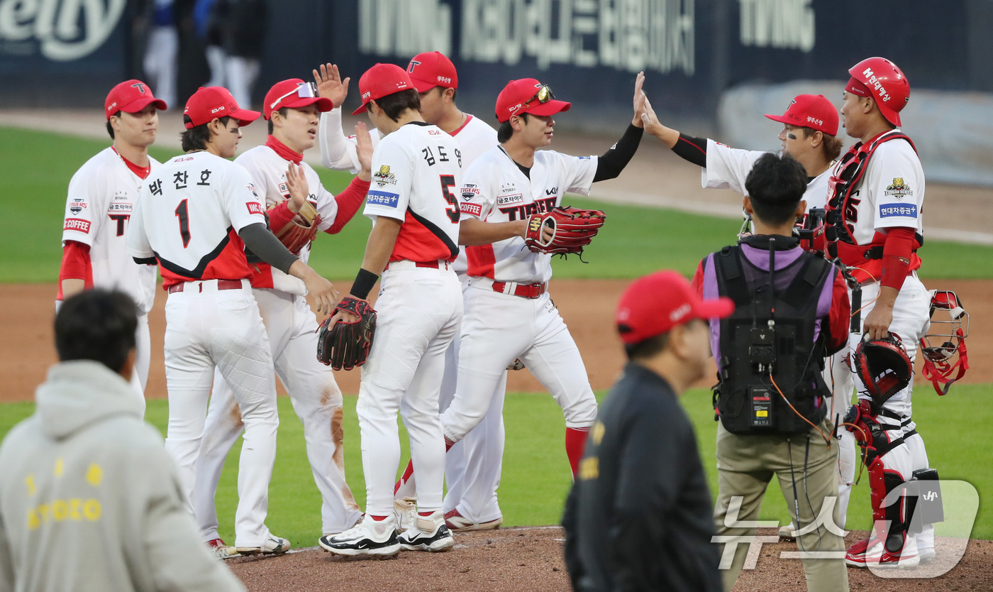 (광주=뉴스1) 임세영 기자 = 23일 오후 광주 기아챔피언스필드에서 재개된 프로야구 '2024 신한 SOL 뱅크 KBO 포스트시즌' 한국시리즈 1차전 서스펜디드 게임 삼성 라이온 …