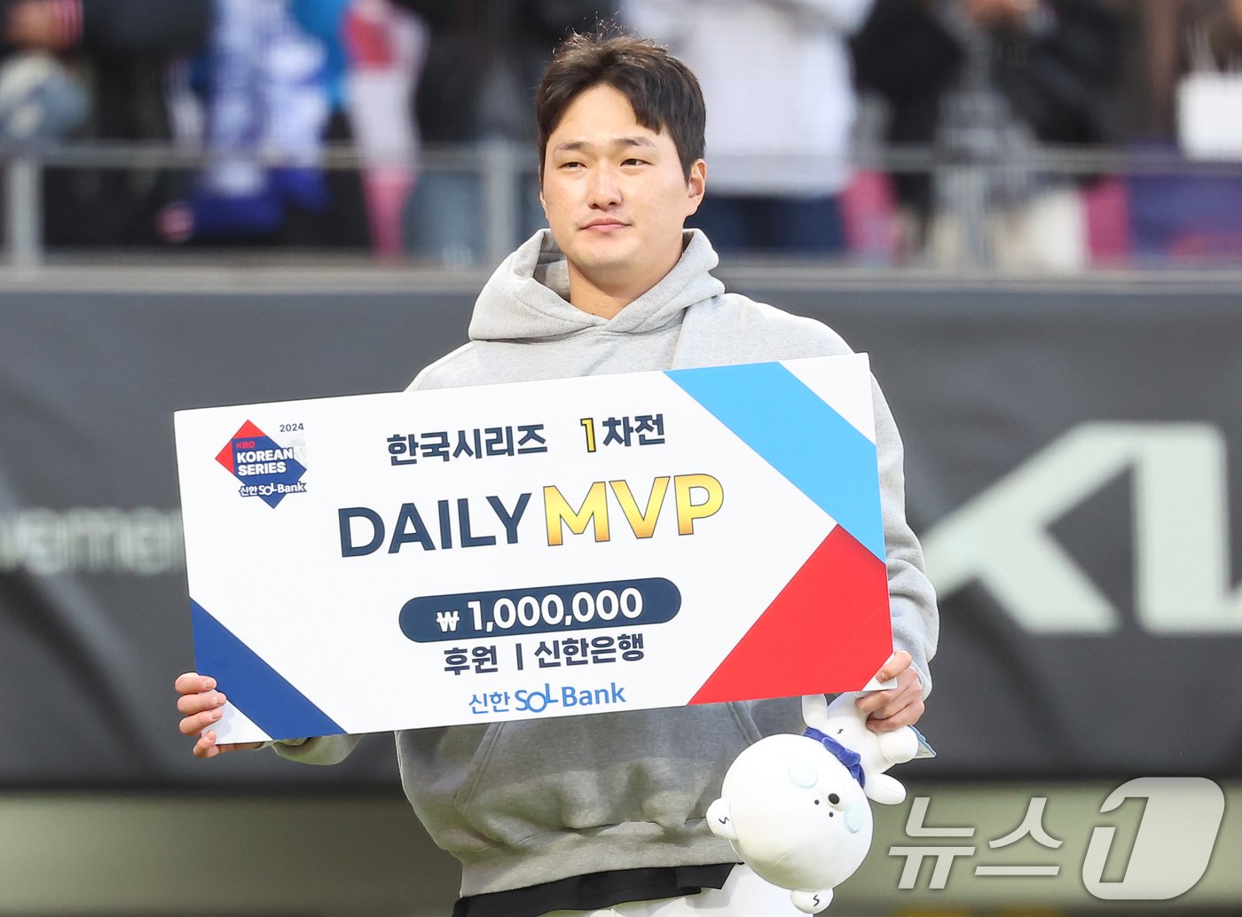 23일 오후 광주 기아챔피언스필드에서 재개된 프로야구 &#39;2024 신한 SOL 뱅크 KBO 포스트시즌&#39; 한국시리즈 1차전 서스펜디드 게임 삼성 라이온즈와 KIA 타이거즈의 경기, 데일리 MVP로 선정된 KIA 전상현이 기념촬영을 하고 있다. 2024.10.23/뉴스1 ⓒ News1 김도우 기자