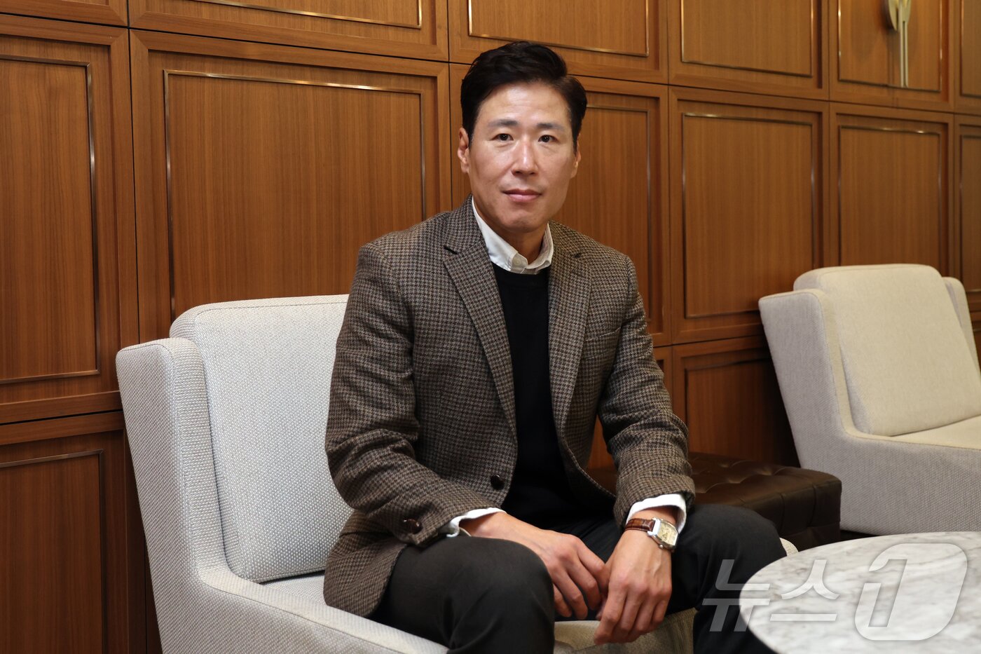 본문 이미지 - 신상화 드림어스컴퍼니 엔터테인먼트 본부장이 서울 강남구 드림어스컴퍼니 사무실에서 뉴스1과 인터뷰 전 포즈를 취하고 있다. 2024.10.23/뉴스1 ⓒ News1 황기선 기자