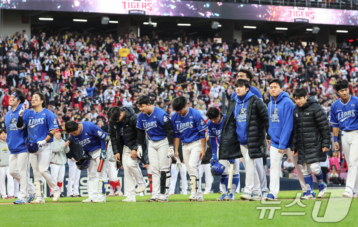 (광주=뉴스1) 김도우 기자 = 23일 오후 광주 기아챔피언스필드에서 재개된 프로야구 '2024 신한 SOL 뱅크 KBO 포스트시즌' 한국시리즈 1차전 서스펜디드 게임 삼성 라이온 …