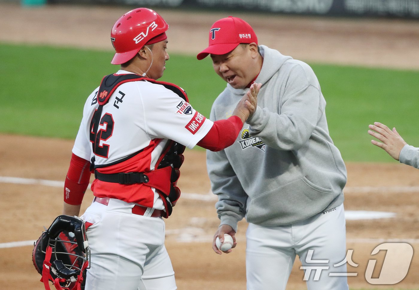 본문 이미지 - 23일 오후 광주 기아챔피언스필드에서 재개된 프로야구 '2024 신한 SOL 뱅크 KBO 포스트시즌' 한국시리즈 1차전 서스펜디드 게임 삼성 라이온즈와 KIA 타이거즈의 경기에서 이범호 KIA 감독이 김태군과 하이파이브를 나누고 있다. 이날 1차전은 KIA가 삼성을 상대로 5-1로 승리했다. 2024.10.23/뉴스1 ⓒ News1 임세영 기자