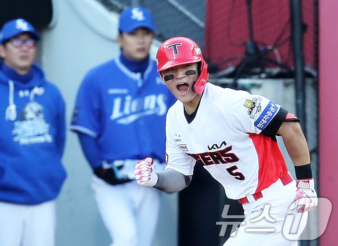 23일 오후 광주 기아챔피언스필드에서 재개된 프로야구 &#39;2024 신한 SOL 뱅크 KBO 포스트시즌&#39; 한국시리즈 1차전 서스펜디드 게임 삼성 라이온즈와 KIA 타이거즈의 경기, 7회말 기아 공격 2사 2루 상황에서 김도영이 1타점 적시타를 때린 후 기뻐하고 있다. 2024.10.23/뉴스1 ⓒ News1 오대일 기자