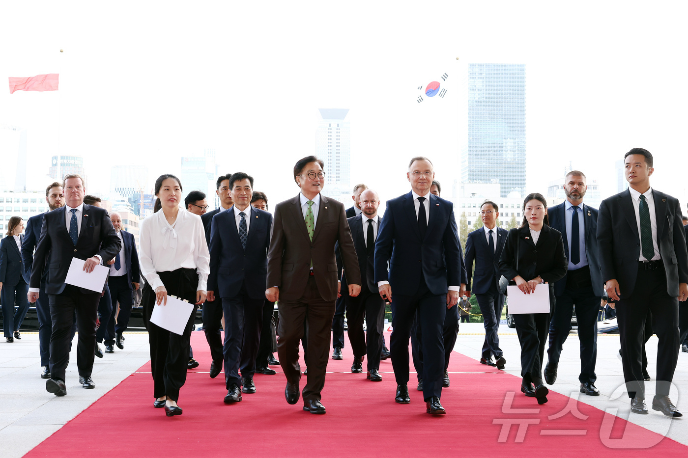 (서울=뉴스1) 김민지 기자 = 우원식 국회의장이 23일 오후 서울 여의도 국회에서 안제이 두다 폴란드 대통령을 안내하고 있다. (국회의장실 제공) 2024.10.23/뉴스1