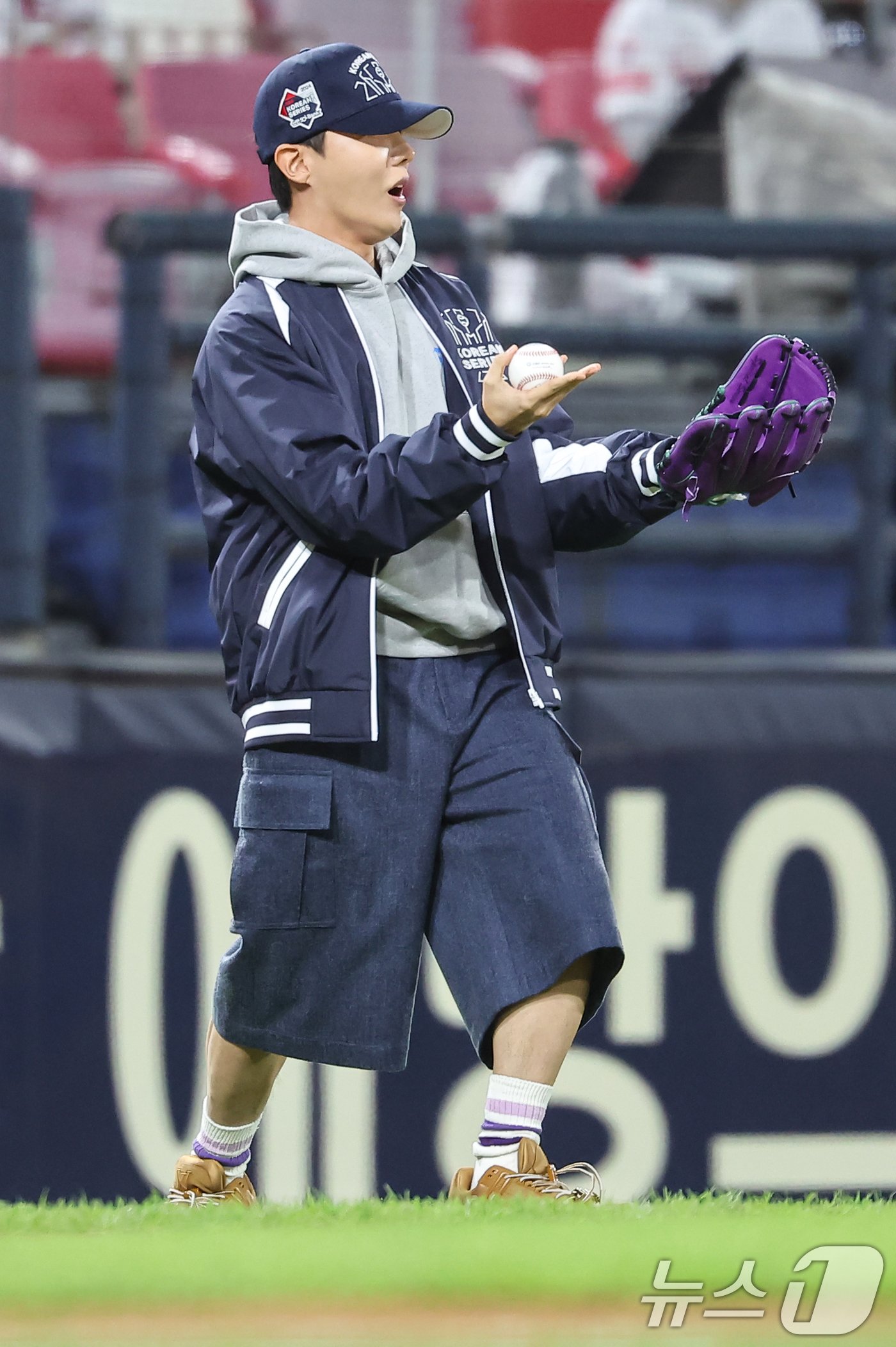 본문 이미지 - BTS 제이홉이 23일 오후 광주 북구 기아챔피언스필드에서 열린 프로야구 '2024 신한 SOL 뱅크 KBO 포스트시즌' 한국시리즈 2차전 삼성 라이온즈와 기아 타이거즈의 경기를 앞두고 시구를 위해 입장하고 있다. 2024.10.23/뉴스1 ⓒ News1 김도우 기자