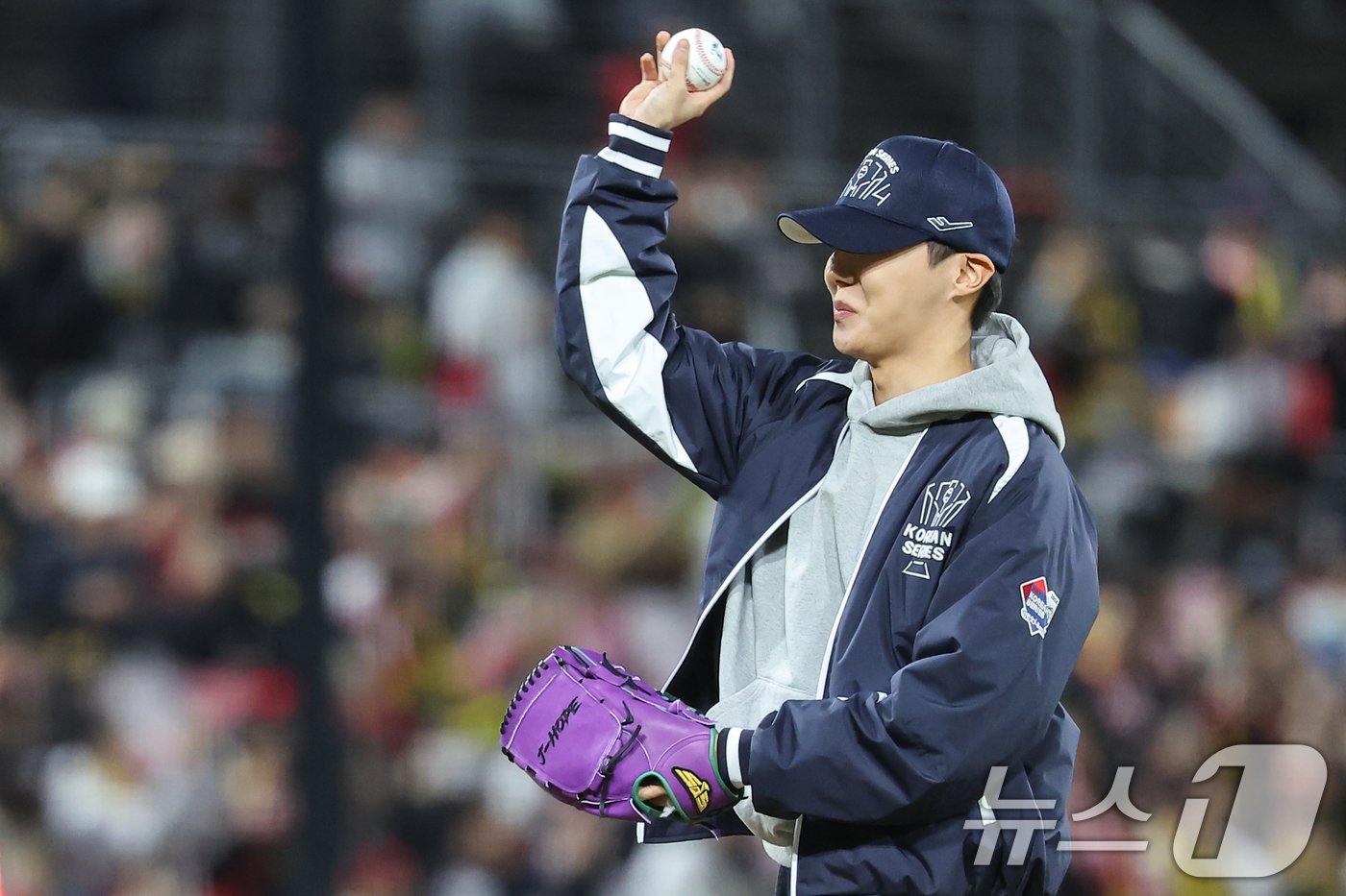 본문 이미지 - BTS 제이홉이 23일 오후 광주 북구 기아챔피언스필드에서 열린 프로야구 '2024 신한 SOL 뱅크 KBO 포스트시즌' 한국시리즈 2차전 삼성 라이온즈와 기아 타이거즈의 경기를 앞두고 시구하고 있다. 2024.10.23/뉴스1 ⓒ News1 김도우 기자