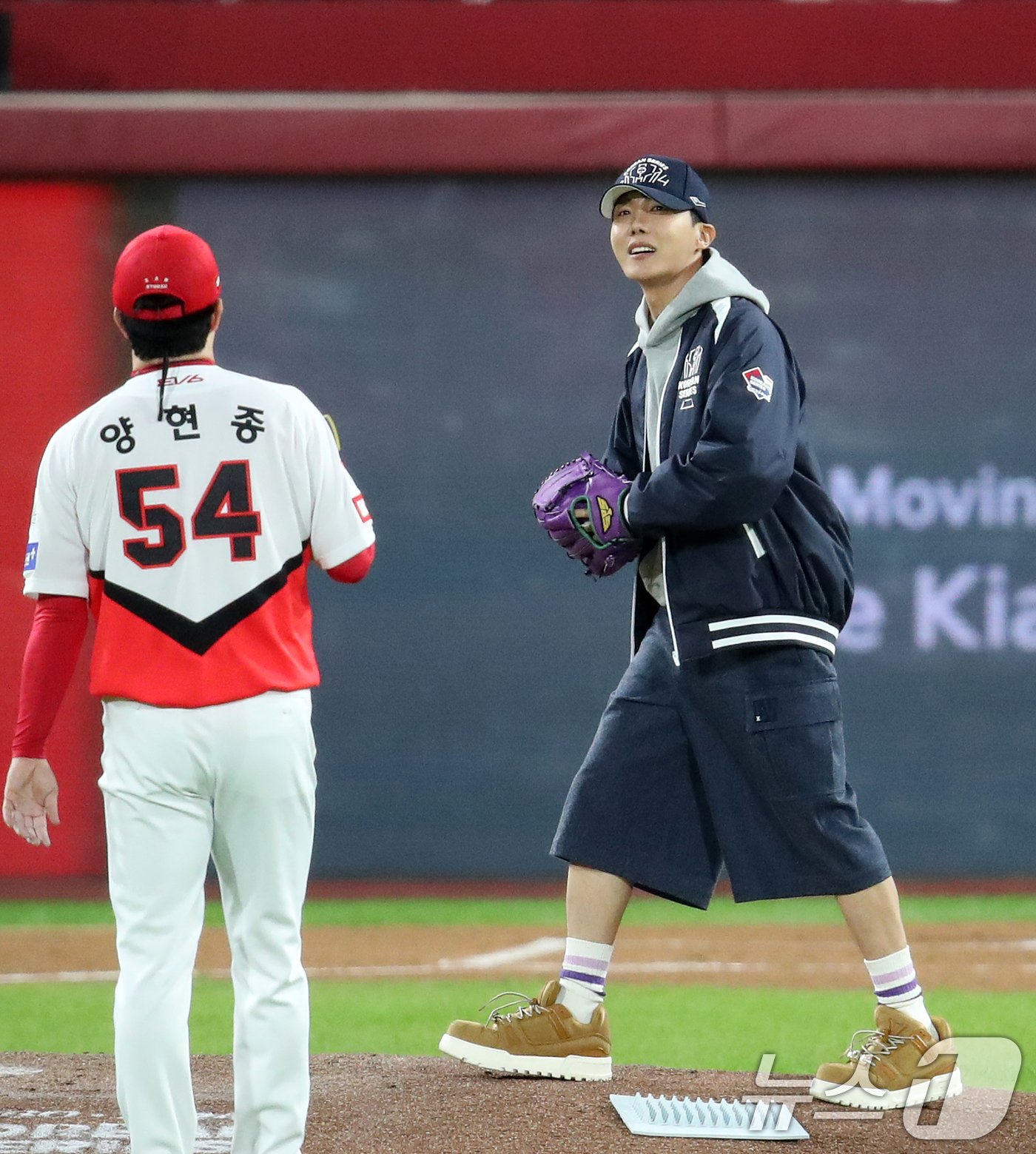 본문 이미지 - 그룹 '방탄소년단'(BTS) 멤버 제이홉(정호석)이 23일 오후 광주 기아챔피언스필드에서 열린 프로야구 '2024 신한 SOL 뱅크 KBO 포스트시즌' 한국시리즈 2차전 삼성 라이온즈와 KIA 타이거즈의 경기에 앞서 시구를 하기 위해 마운드에 오르고 있다. 2024.10.23/뉴스1 ⓒ News1 오대일 기자