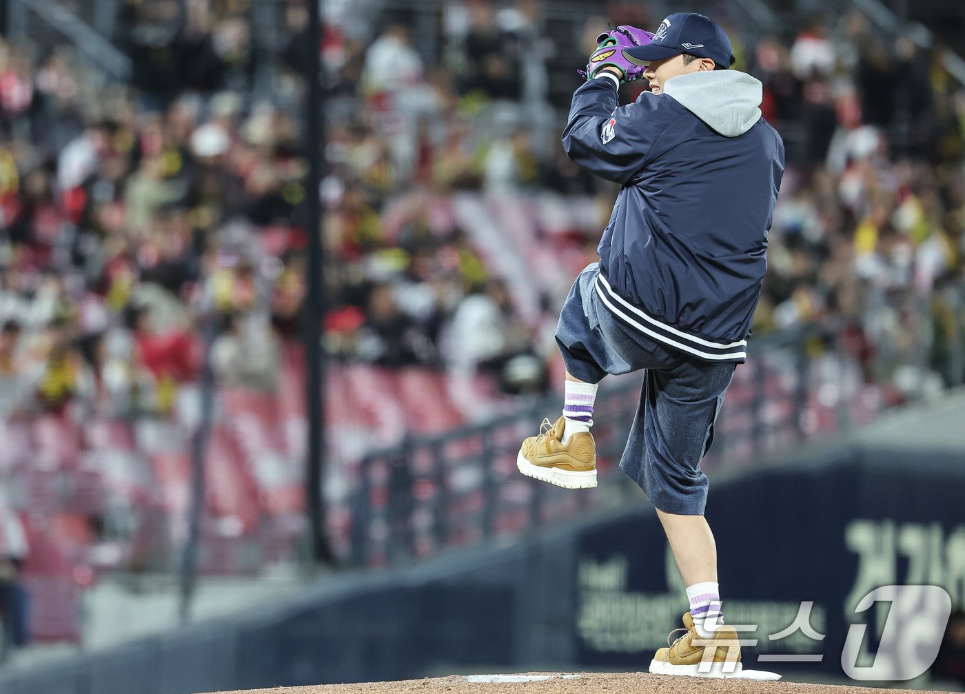 본문 이미지 - BTS 제이홉이 23일 오후 광주 북구 기아챔피언스필드에서 열린 프로야구 '2024 신한 SOL 뱅크 KBO 포스트시즌' 한국시리즈 2차전 삼성 라이온즈와 기아 타이거즈의 경기를 앞두고 시구하고 있다. 2024.10.23/뉴스1 ⓒ News1 김도우 기자