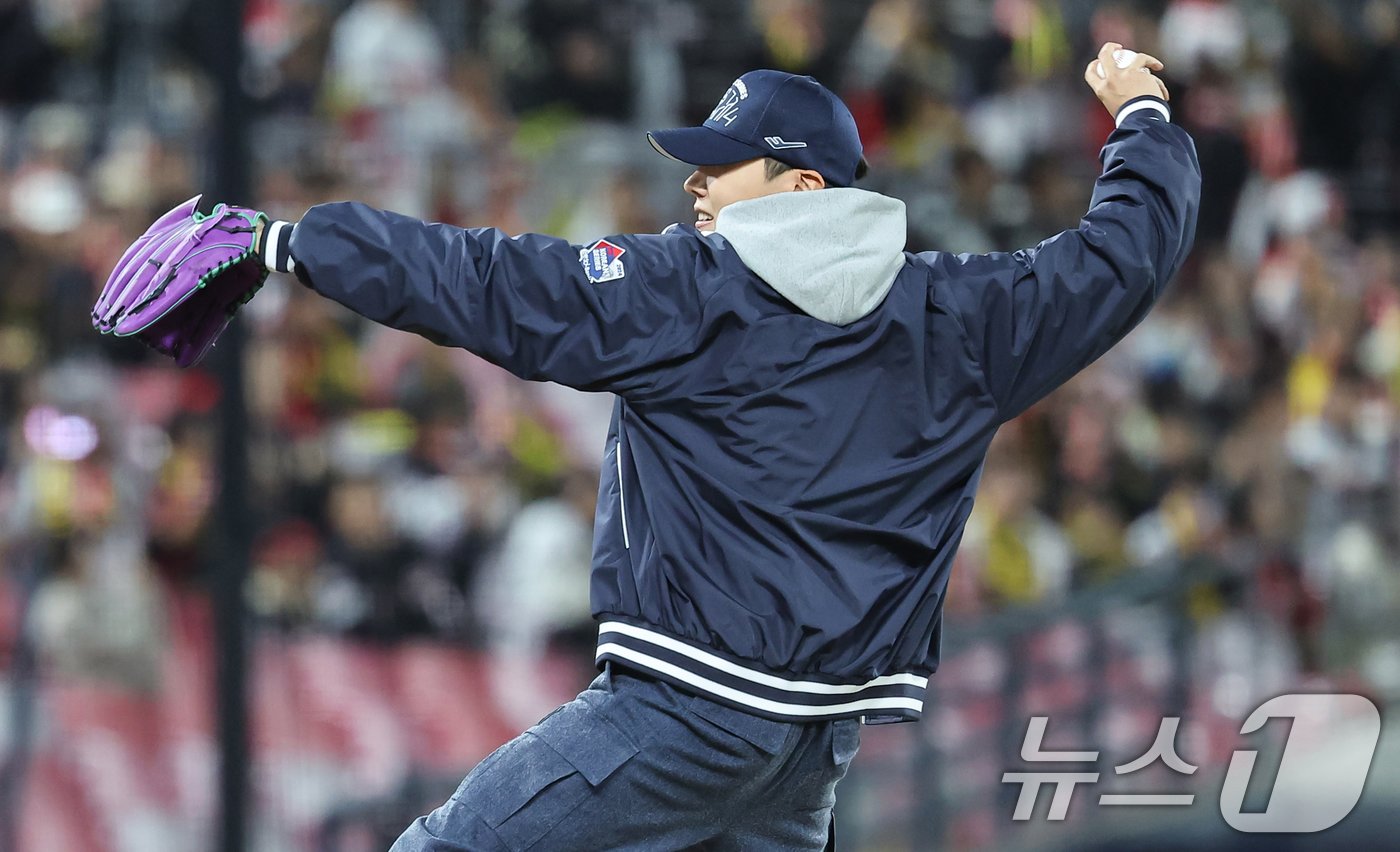 본문 이미지 - BTS 제이홉이 23일 오후 광주 북구 기아챔피언스필드에서 열린 프로야구 '2024 신한 SOL 뱅크 KBO 포스트시즌' 한국시리즈 2차전 삼성 라이온즈와 기아 타이거즈의 경기를 앞두고 시구하고 있다. 2024.10.23/뉴스1 ⓒ News1 김도우 기자