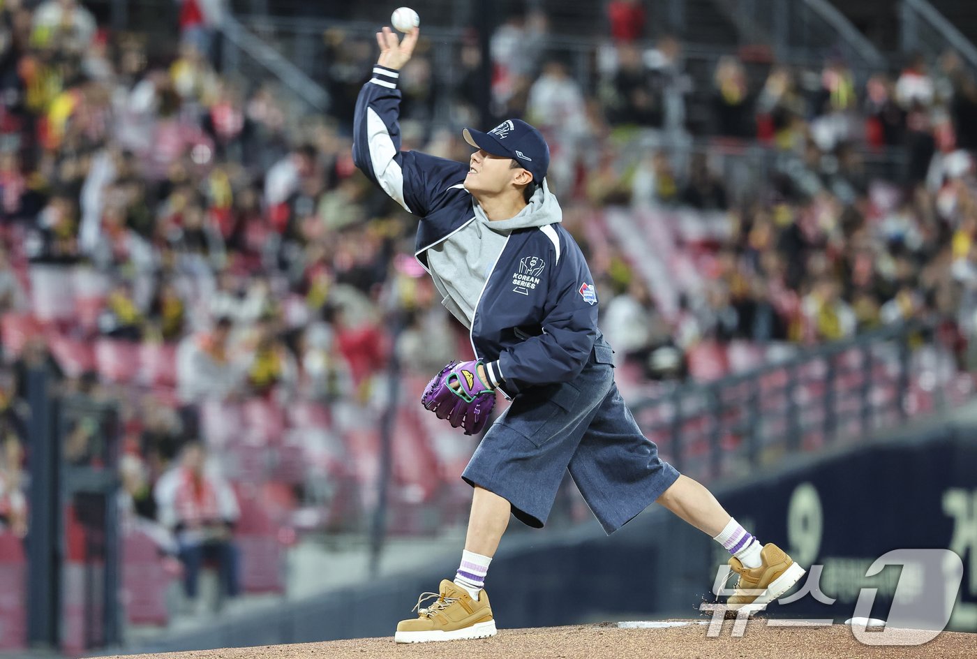 BTS 제이홉이 23일 오후 광주 북구 기아챔피언스필드에서 열린 프로야구 &#39;2024 신한 SOL 뱅크 KBO 포스트시즌&#39; 한국시리즈 2차전 삼성 라이온즈와 기아 타이거즈의 경기를 앞두고 시구하고 있다. 2024.10.23/뉴스1 ⓒ News1 김도우 기자