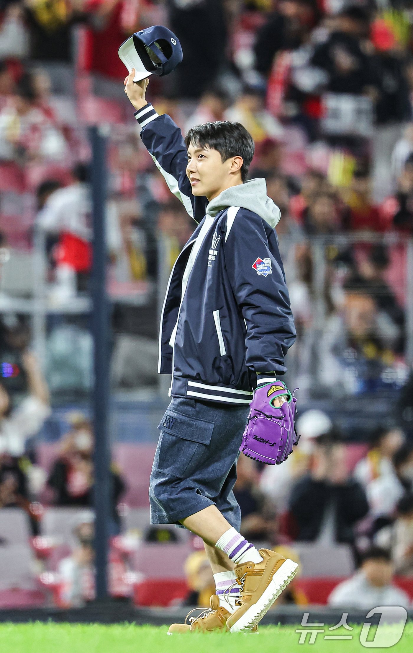 본문 이미지 - BTS 제이홉이 23일 오후 광주 북구 기아챔피언스필드에서 열린 프로야구 '2024 신한 SOL 뱅크 KBO 포스트시즌' 한국시리즈 2차전 삼성 라이온즈와 기아 타이거즈의 경기를 앞두고 시구행사 후 관중에게 인사하고 있다. 2024.10.23/뉴스1 ⓒ News1 김도우 기자