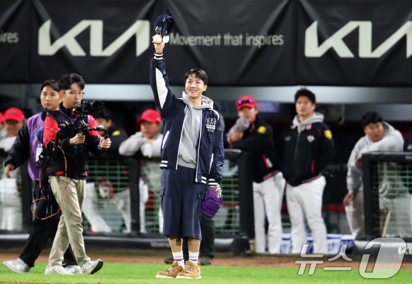 본문 이미지 - 그룹 '방탄소년단'(BTS) 멤버 제이홉(정호석)이 23일 오후 광주 기아챔피언스필드에서 열린 프로야구 '2024 신한 SOL 뱅크 KBO 포스트시즌' 한국시리즈 2차전 삼성 라이온즈와 KIA 타이거즈의 경기에 앞서 시구를 하기 위해 마운드에 오르며 야구팬들에게 인사하고 있다. 2024.10.23/뉴스1 ⓒ News1 오대일 기자