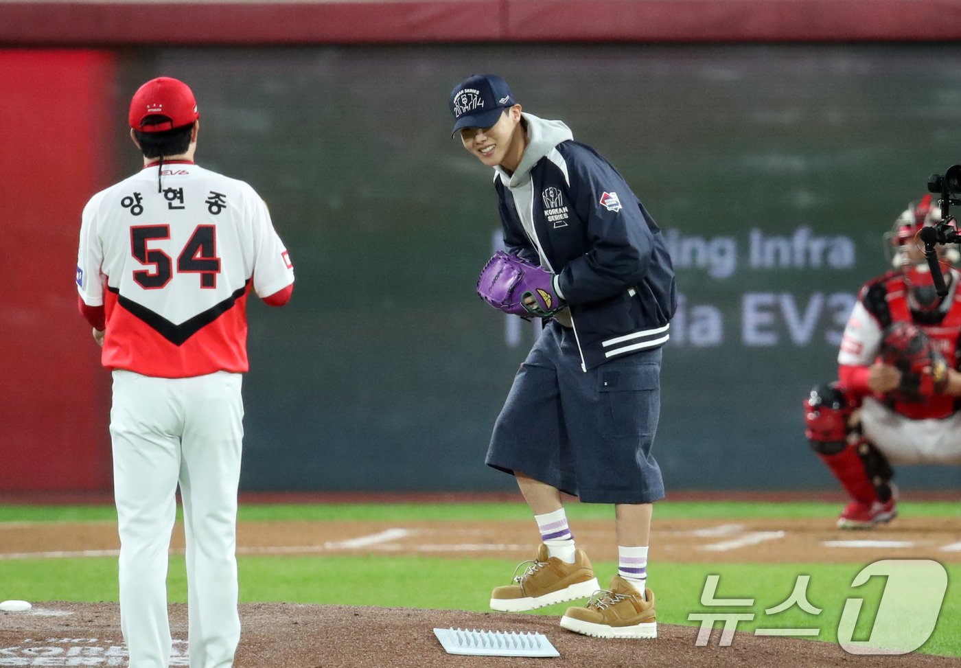 본문 이미지 - 그룹 '방탄소년단'(BTS) 멤버 제이홉(정호석)이 23일 오후 광주 기아챔피언스필드에서 열린 프로야구 '2024 신한 SOL 뱅크 KBO 포스트시즌' 한국시리즈 2차전 삼성 라이온즈와 KIA 타이거즈의 경기에 앞서 시구를 하기 위해 마운드에 오르며 기아 선발투수 양현종에게 인사하고 있다. 2024.10.23/뉴스1 ⓒ News1 오대일 기자
