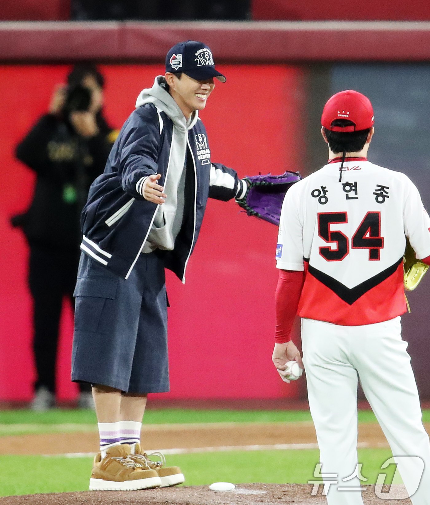 본문 이미지 - 그룹 '방탄소년단'(BTS) 멤버 제이홉(정호석)이 23일 오후 광주 기아챔피언스필드에서 열린 프로야구 '2024 신한 SOL 뱅크 KBO 포스트시즌' 한국시리즈 2차전 삼성 라이온즈와 KIA 타이거즈의 경기에 앞서 시구를 한 후 관중석 팬들에게 인사하고 있다.. 2024.10.23/뉴스1 ⓒ News1 오대일 기자