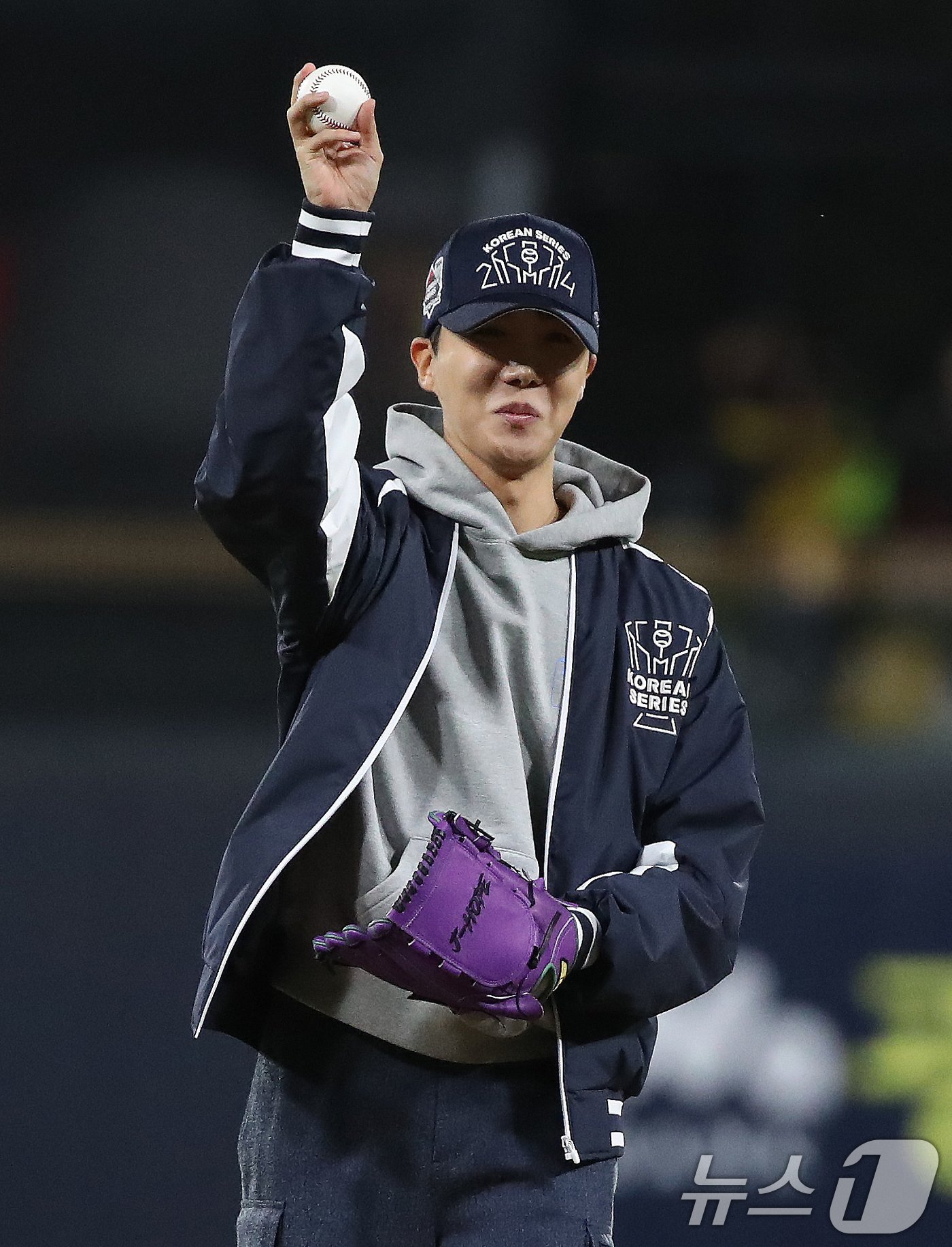 본문 이미지 - 23일 오후 광주 기아챔피언스필드에서 열린 프로야구 '2024 신한 SOL 뱅크 KBO 포스트시즌' 한국시리즈 2차전 삼성 라이온즈와 KIA 타이거즈의 경기에서 방탄소년단(BTS) 제이홉(정호석)이 시구를 하고 있다. 2024.10.23/뉴스1 ⓒ News1 임세영 기자