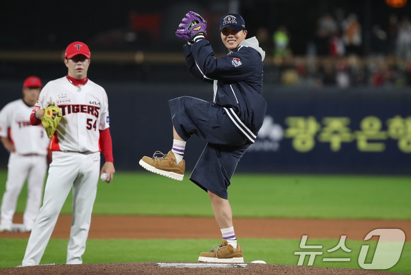 본문 이미지 - 23일 오후 광주 기아챔피언스필드에서 열린 프로야구 '2024 신한 SOL 뱅크 KBO 포스트시즌' 한국시리즈 2차전 삼성 라이온즈와 KIA 타이거즈의 경기에서 방탄소년단(BTS) 제이홉(정호석)이 시구를 하고 있다. 2024.10.23/뉴스1 ⓒ News1 임세영 기자
