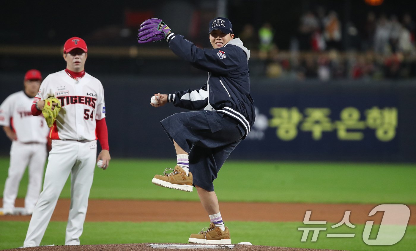 본문 이미지 - 23일 오후 광주 기아챔피언스필드에서 열린 프로야구 '2024 신한 SOL 뱅크 KBO 포스트시즌' 한국시리즈 2차전 삼성 라이온즈와 KIA 타이거즈의 경기에서 방탄소년단(BTS) 제이홉(정호석)이 시구를 하고 있다. 2024.10.23/뉴스1 ⓒ News1 임세영 기자