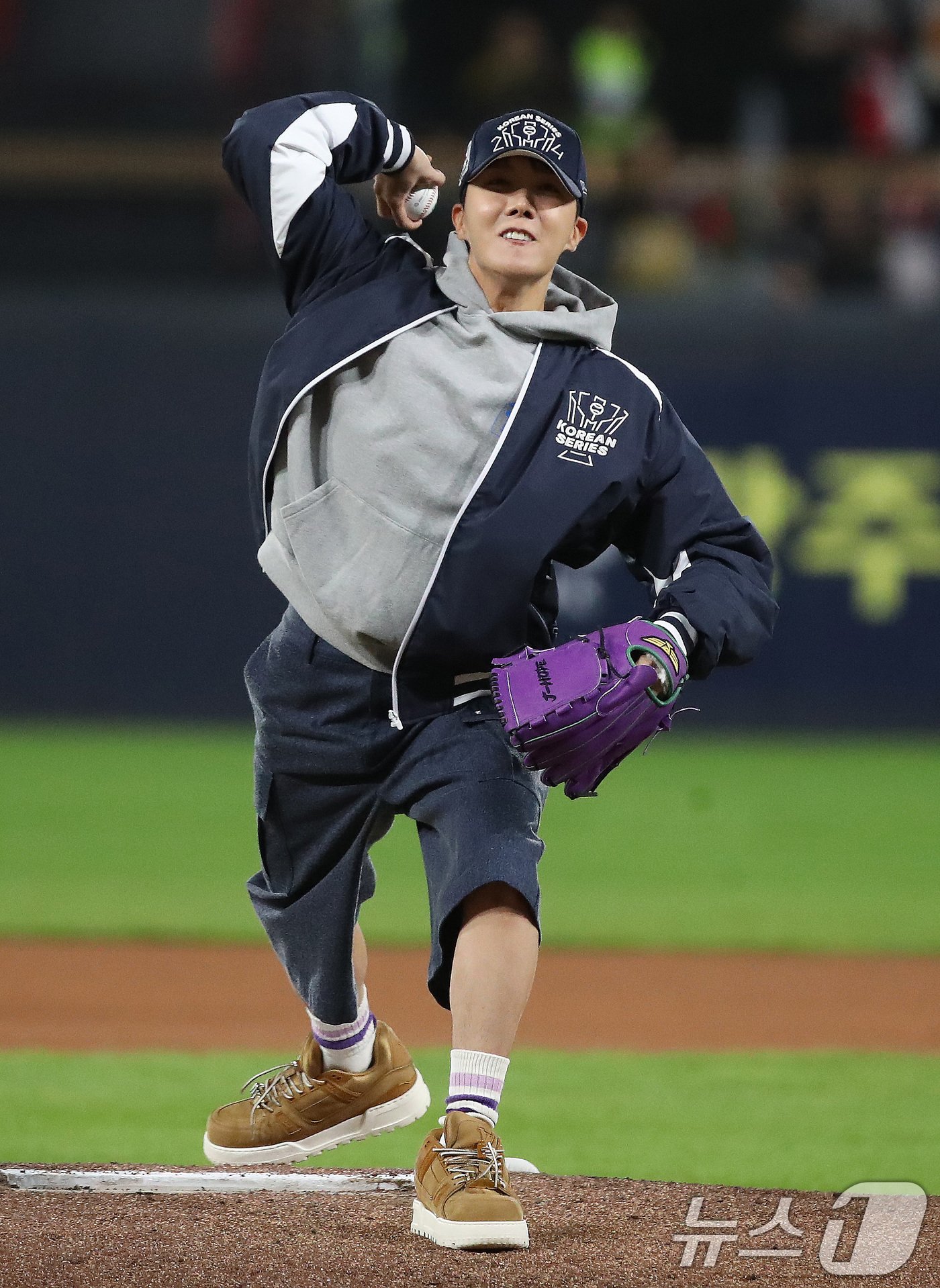 본문 이미지 - 23일 오후 광주 기아챔피언스필드에서 열린 프로야구 '2024 신한 SOL 뱅크 KBO 포스트시즌' 한국시리즈 2차전 삼성 라이온즈와 KIA 타이거즈의 경기에서 방탄소년단(BTS) 제이홉(정호석)이 시구를 하고 있다. 2024.10.23/뉴스1 ⓒ News1 임세영 기자