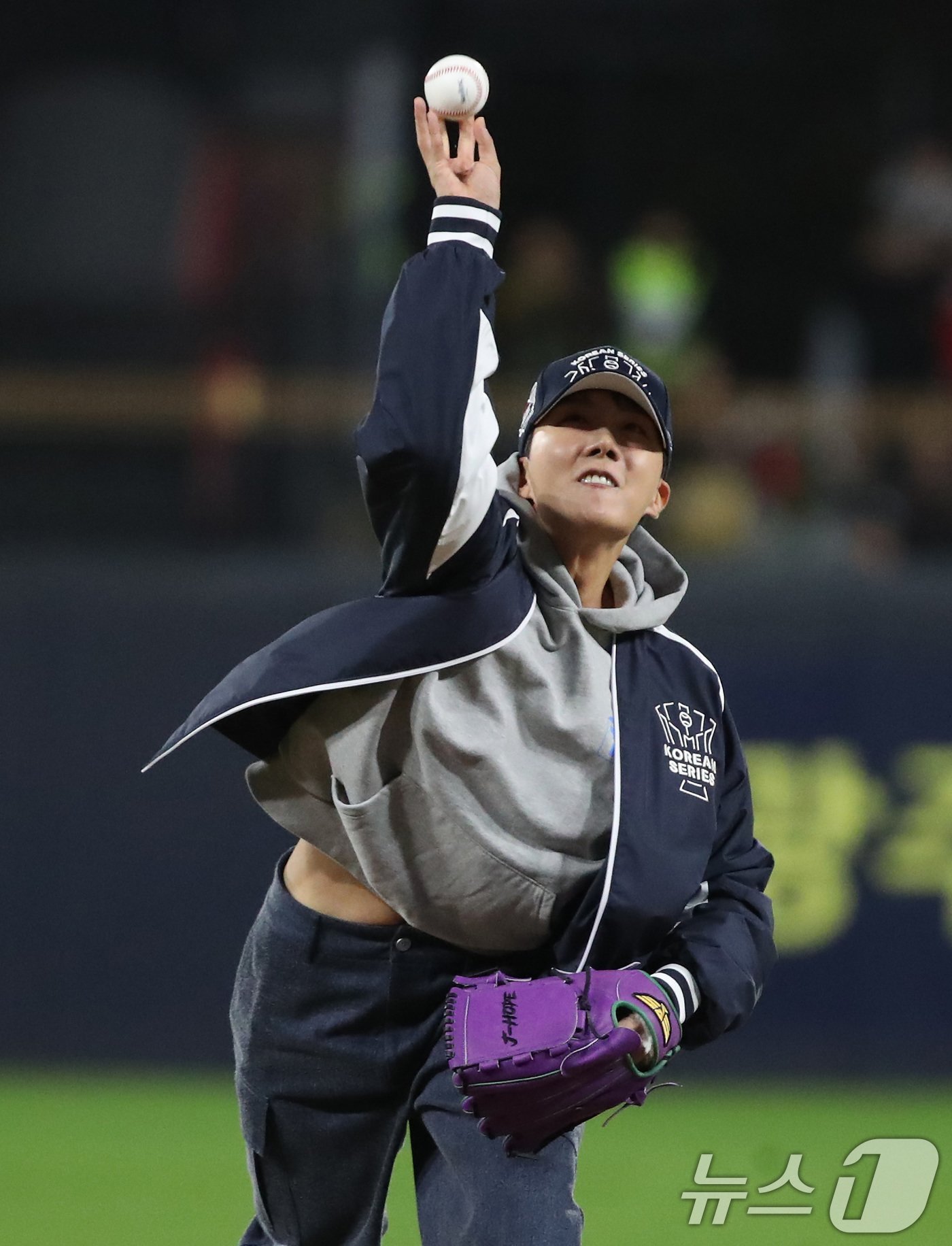 본문 이미지 - 23일 오후 광주 기아챔피언스필드에서 열린 프로야구 '2024 신한 SOL 뱅크 KBO 포스트시즌' 한국시리즈 2차전 삼성 라이온즈와 KIA 타이거즈의 경기에서 방탄소년단(BTS) 제이홉(정호석)이 시구를 하고 있다. 2024.10.23/뉴스1 ⓒ News1 임세영 기자