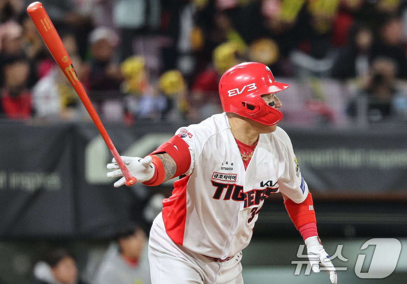 23일 오후 광주 북구 기아챔피언스필드에서 열린 프로야구 &#39;2024 신한 SOL 뱅크 KBO 포스트시즌&#39; 한국시리즈 2차전 삼성 라이온즈와 KIA 타이거즈의 경기, 1회말 1사 3루 상황에서 KIA 최형우가 1타점 안타를 치고 기뻐하고 있다. 2024.10.23/뉴스1 ⓒ News1 김도우 기자