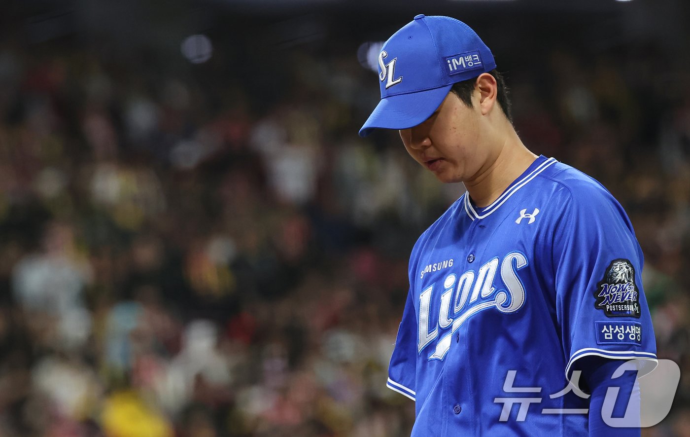 23일 오후 광주 북구 기아챔피언스필드에서 열린 프로야구 &#39;2024 신한 SOL 뱅크 KBO 포스트시즌&#39; 한국시리즈 2차전 삼성 라이온즈와 KIA 타이거즈의 경기, 삼성 선발 황동재가 1회말 강판되며 고개를 숙이고 있다. 2024.10.23/뉴스1 ⓒ News1 김도우 기자