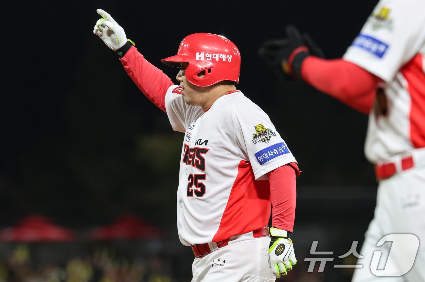 본문 이미지 - 23일 오후 광주 북구 기아챔피언스필드에서 열린 프로야구 &#39;2024 신한 SOL 뱅크 KBO 포스트시즌&#39; 한국시리즈 2차전 삼성 라이온즈와 KIA 타이거즈의 경기, 1회말 1사 2,3루 상황에서 KIA 이우성이 2타점 적시타를 치고 기뻐하고 있다. 2024.10.23/뉴스1 ⓒ News1 김도우 기자