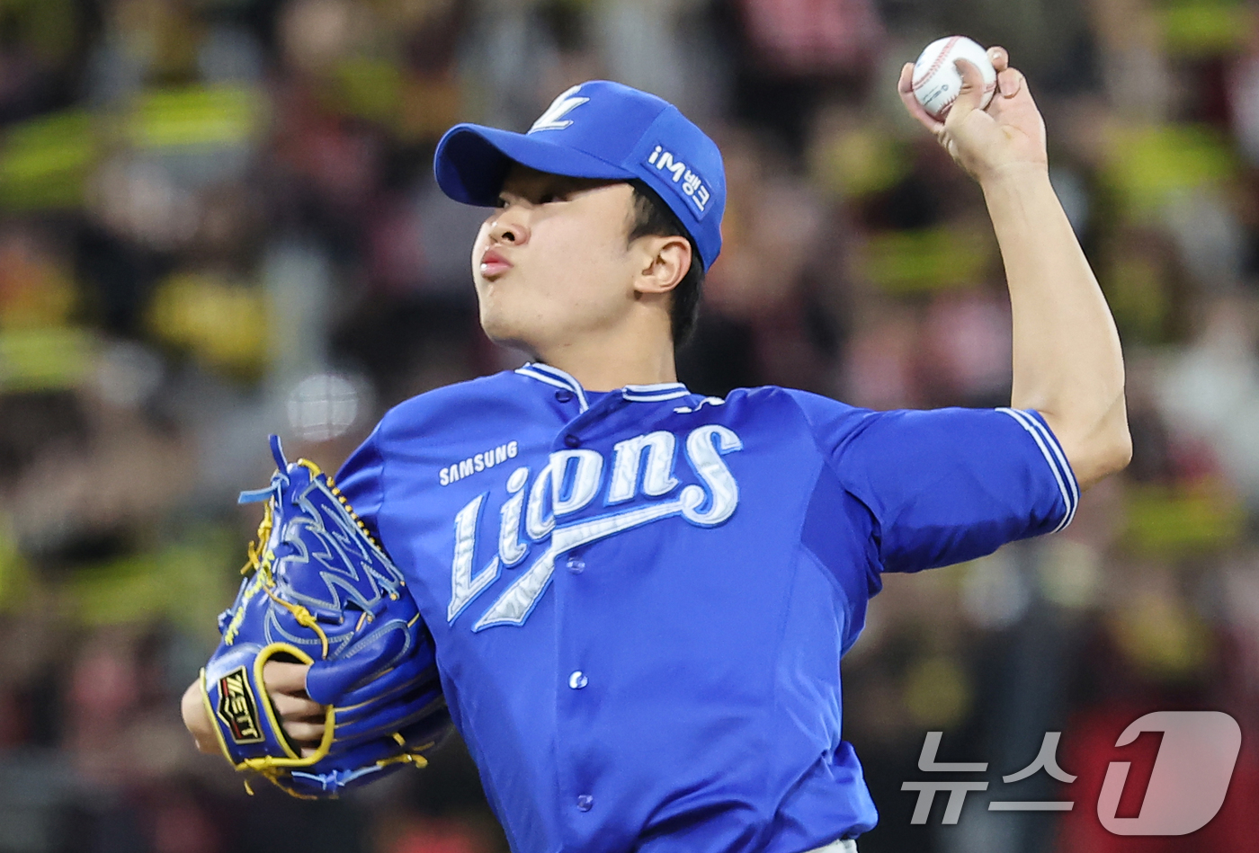 (광주=뉴스1) 김도우 기자 = 23일 오후 광주 북구 기아챔피언스필드에서 열린 프로야구 '2024 신한 SOL 뱅크 KBO 포스트시즌' 한국시리즈 2차전 삼성 라이온즈와 KIA …