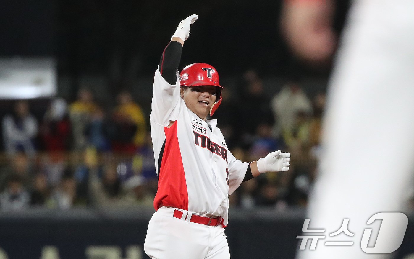 본문 이미지 - 23일 오후 광주 기아챔피언스필드에서 열린 프로야구 '2024 신한 SOL 뱅크 KBO 포스트시즌' 한국시리즈 2차전 삼성 라이온즈와 KIA 타이거즈의 경기 1회말 1사 1,3루 상황 KIA 김선빈이 1타점 2루타를 치고 세리머니를 하고 있다. 2024.10.23/뉴스1 ⓒ News1 임세영 기자