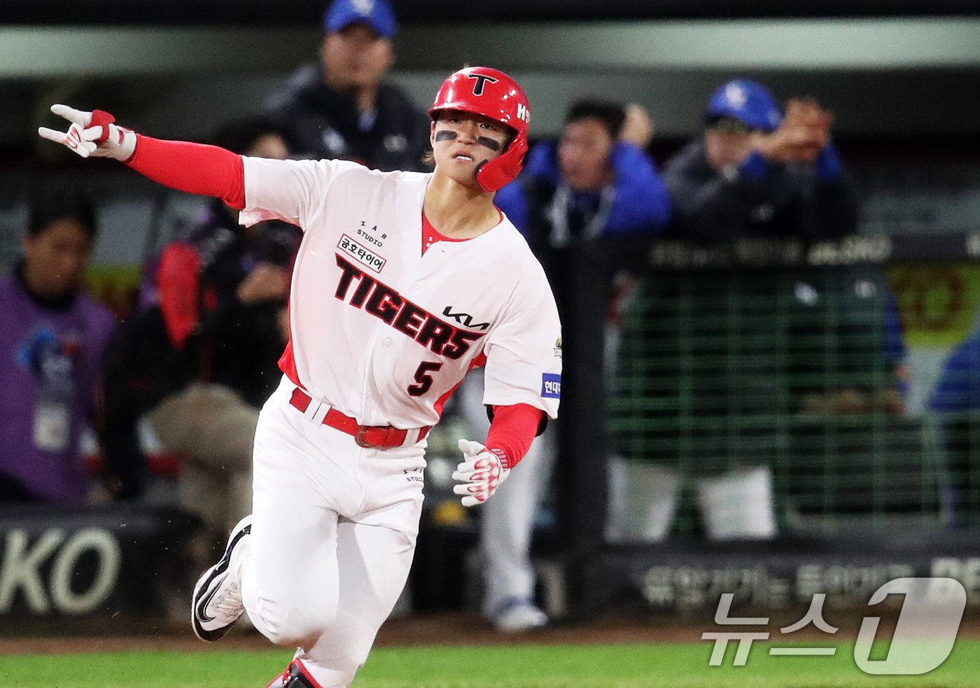 23일 오후 광주 기아챔피언스필드에서 열린 프로야구 &#39;2024 신한 SOL 뱅크 KBO 포스트시즌&#39; 한국시리즈 2차전 삼성 라이온즈와 KIA 타이거즈의 경기, 2회말 기아 공격 2사에서 KIA 김도영이 솔로 홈런을 쏘아올린후 다이아몬드를 돌며 기뻐하고 있다. 2024.10.23/뉴스1 ⓒ News1 오대일 기자