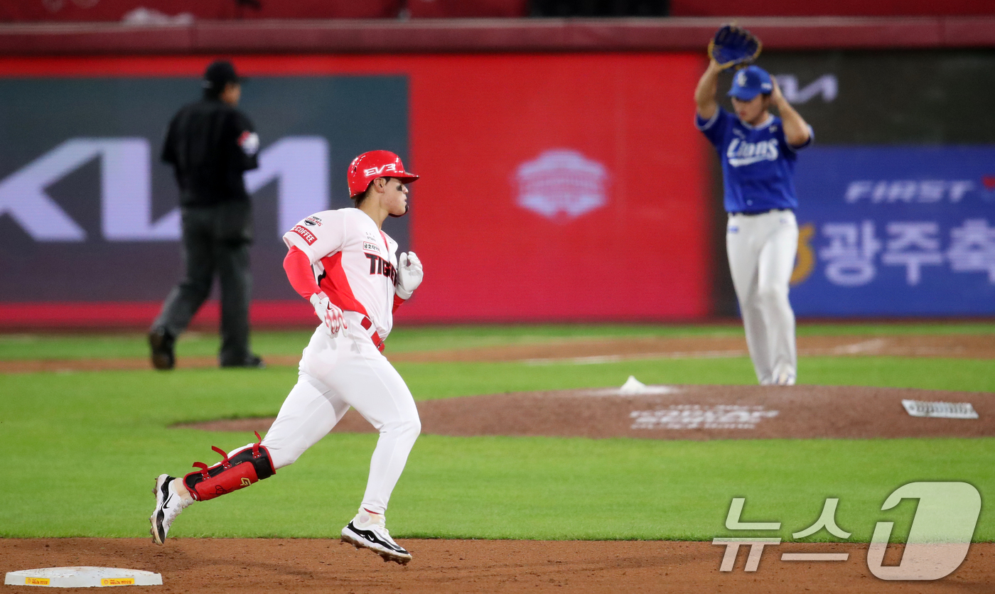 (광주=뉴스1) 오대일 기자 = 23일 오후 광주 기아챔피언스필드에서 열린 프로야구 '2024 신한 SOL 뱅크 KBO 포스트시즌' 한국시리즈 2차전 삼성 라이온즈와 KIA 타이거 …